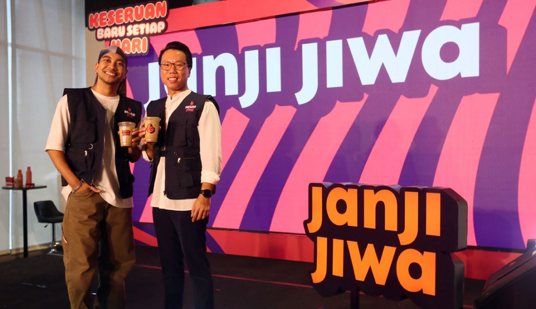 CEO dan Founder Jiwa Group Billy Kurniawan (kanan) dan musisi Gamaliel saat peluncuran Peluncuran Mobile Coffee Cart: Kopi Sejuta Jiwa, Jakarta, Jumat (15/9). - JPNN.com