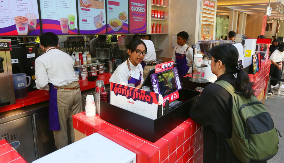 Pramusaji saat melayani pengunjung di outlet Janji Jiwa, Jakarta, Jumat (15/9). Peluncuran ini untuk menyentuh para pencinta kopi yang lebih luas. Sebanyak 50 sepeda berdaya listrik yang ramah lingkungan akan berkeliling menjangkau para pelanggan dan menawarkan produk-produk unggulan, baik kopi maupun non-kopi, dengan harga yang terjangkau mulai dari Rp 8.000 hingga Rp 10.000. - JPNN.com