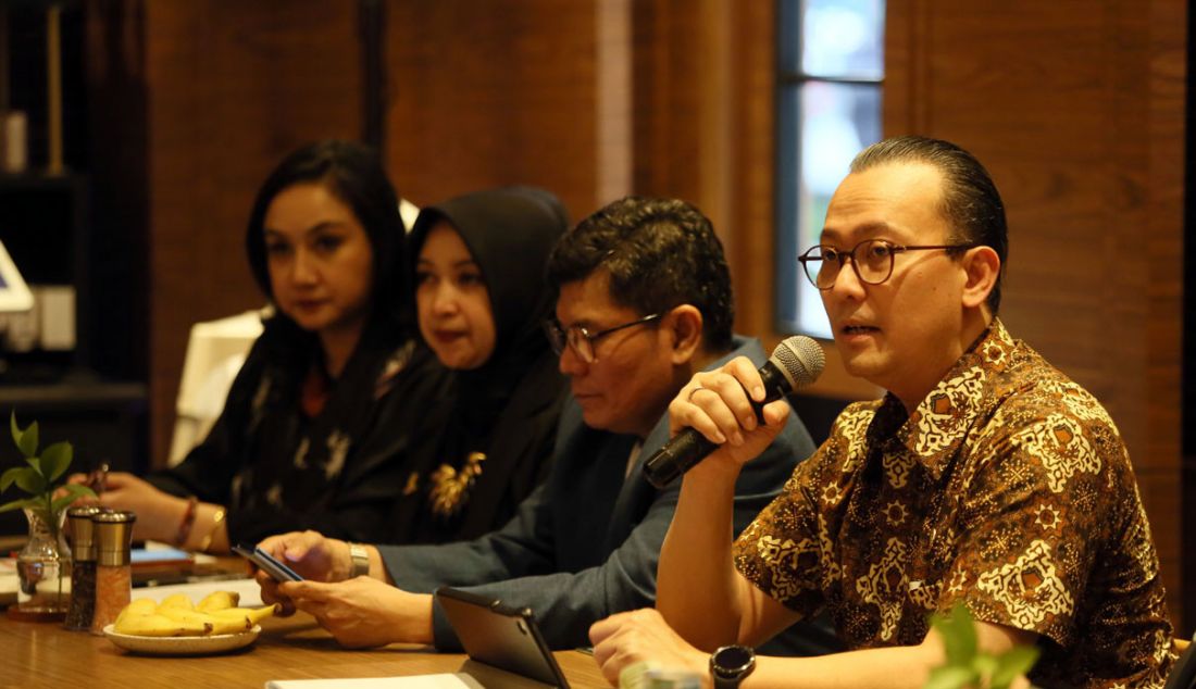 Ketua Umum Profesi Kehumasan Indonesia atau Perhumas Boy Kelana Soebroto (kanan) saat sosialisasi Perhumas Indicators, Jakarta, Senin (18/9). - JPNN.com