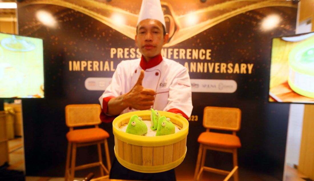 Koki Imperial Kitchen memperlihatkan pembuatan salah satu menu kue yang disediakan di sela konferensi pers Imperial Group 30 tahun di kawasan Mampang, Jakarta, Senin (18/9). Imperial Group sebagai perusahaan penyedia makanan dan minuman berinovasi menciptakan dan mengembangkan produk berkualitas tinggi dengan harga terjangkau. - JPNN.com