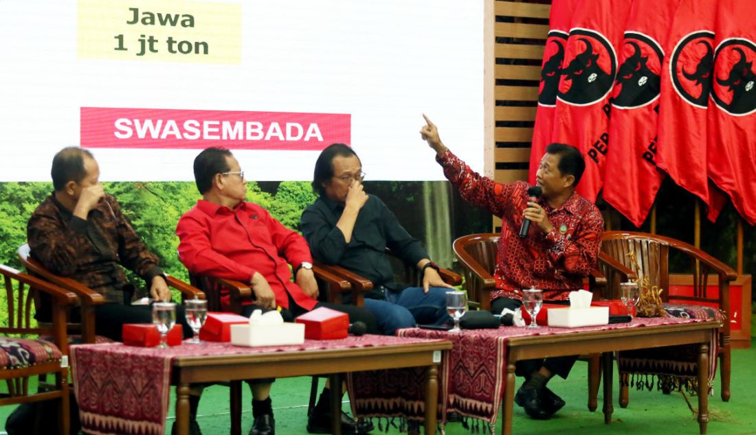 Kiri: Guru Besar Fakultas Teknologi Pertanian IPB Aris Purwanto, Moderator Rokhimin Dahuri, Guru Besar IPB Dwi Andreas Santoso dan Peneliti dan Ahli Teknologi Budidaya Kedelai Ali Zum saat diskusi Inovasi Teknologi dan Kebijakan Politik-Ekonomi Untuk Mewujudkan Kedaulatan Pangan di Kantor DPP PDI Perjuangan, Jakarta, Selasa (19/9). - JPNN.com