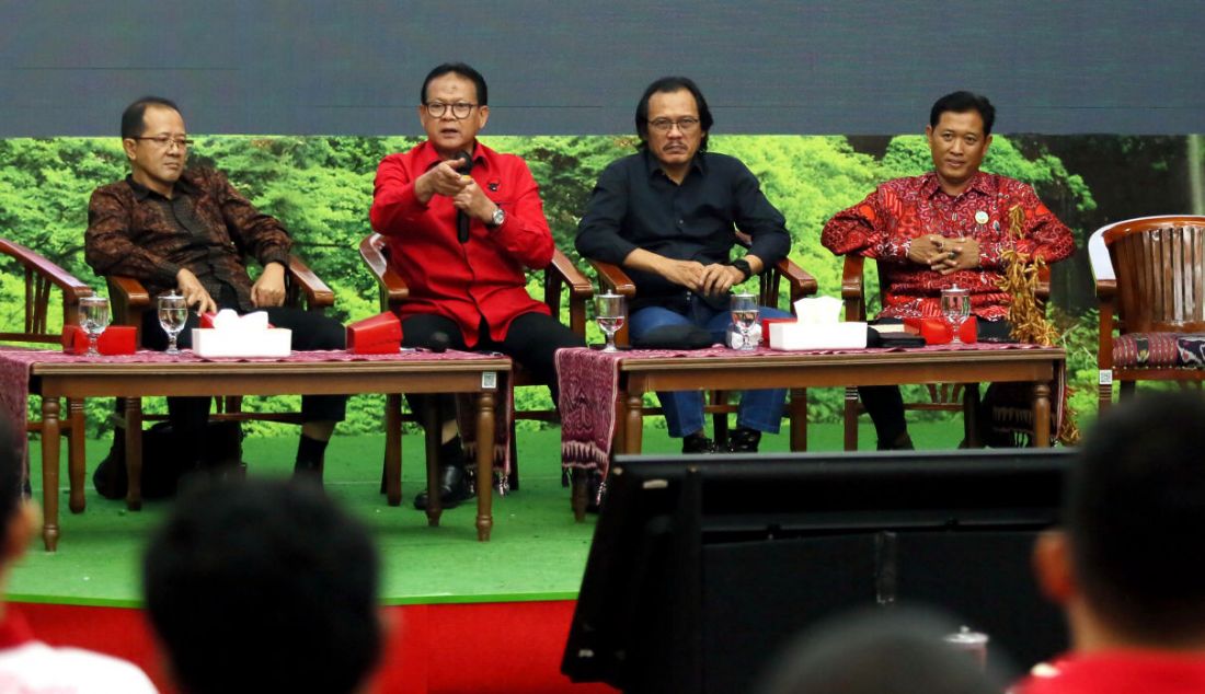 Kiri: Guru Besar Fakultas Teknologi Pertanian IPB Aris Purwanto, Moderator Rokhimin Dahuri, Guru Besar IPB Dwi Andreas Santoso dan Peneliti dan Ahli Teknologi Budidaya Kedelai Ali Zum saat diskusi Inovasi Teknologi dan Kebijakan Politik-Ekonomi Untuk Mewujudkan Kedaulatan Pangan di Kantor DPP PDI Perjuangan, Jakarta, Selasa (19/9). - JPNN.com