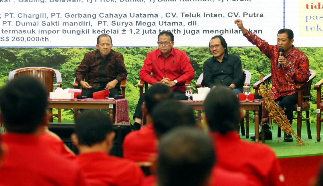 Kiri: Guru Besar Fakultas Teknologi Pertanian IPB Aris Purwanto, Moderator Rokhimin Dahuri, Guru Besar IPB Dwi Andreas Santoso dan Peneliti dan Ahli Teknologi Budidaya Kedelai Ali Zum saat diskusi Inovasi Teknologi dan Kebijakan Politik-Ekonomi Untuk Mewujudkan Kedaulatan Pangan di Kantor DPP PDI Perjuangan, Jakarta, Selasa (19/9). - JPNN.com