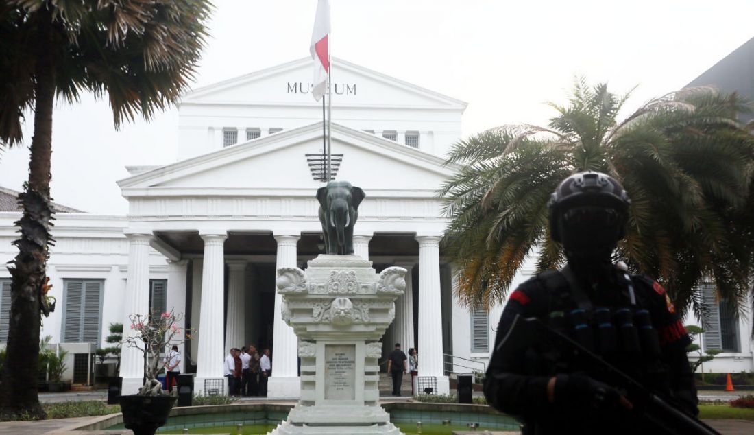 Petugas berjaga di Museum Nasional Indonesia saat Presiden Kelima RI Megawati Soekarnoputri datang berkunjung pada Selasa (19/9). Beberapa waktu lalu museum tersebut sempat terbakar. Saat masih muda, Megawati pernah menjadi sukarelawan di Museum Nasional Indonesia. - JPNN.com