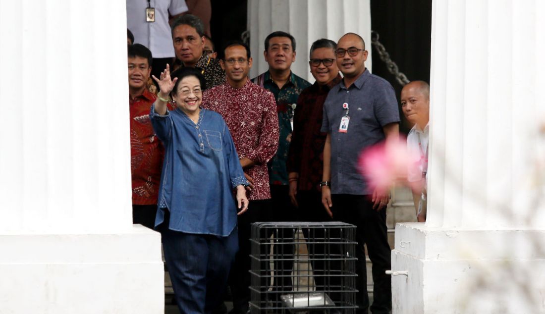 Presiden Ke-5 RI Megawati Soekarnoputri melambaikan tangannya ke arah para fotografer seusai meninjau Museum Nasional Indonesia di Jakarta Pusat, Selasa (19/9). Beberapa waktu lalu museum tersebut sempat terbakar. Saat masih muda, Megawati pernah menjadi sukarelawan di Museum Nasional Indonesia. - JPNN.com