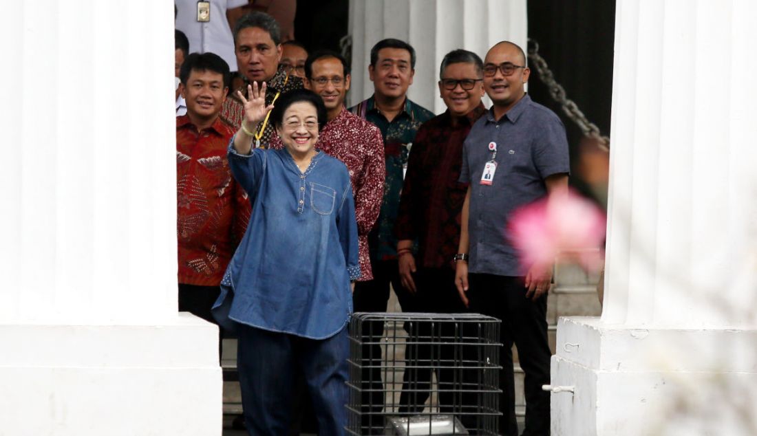 Presiden Ke-5 RI Megawati Soekarnoputri melambaikan tangannya ke arah para fotografer seusai meninjau Museum Nasional Indonesia di Jakarta Pusat, Selasa (19/9). Beberapa waktu lalu museum tersebut sempat terbakar. Saat masih muda, Megawati pernah menjadi sukarelawan di Museum Nasional Indonesia. - JPNN.com