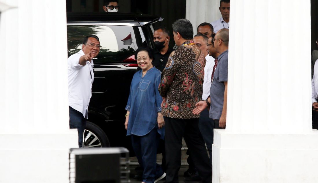 Presiden Ke-5 RI Megawati Soekarnoputri tersenyum ke arah para fotografer seusai meninjau Museum Nasional Indonesia di Jakarta Pusat, Selasa (19/9). Beberapa waktu lalu museum tersebut sempat terbakar. Saat masih muda, Megawati pernah menjadi sukarelawan di Museum Nasional Indonesia. - JPNN.com