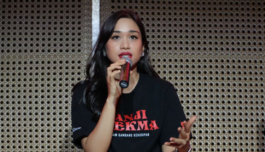 Pemeran Pementasan Janji Soekma Fitria Aprilia saat konferensi pers pementasan teater seni bertajuk Janji Soekma: Langgam Gambang Kehidupan, Jakarta, Kamis (21/9). Teater Abang None Jakarta bersama Bakti Budaya Djarum Foundation akan dipentaskan pada tanggal 6, 7 dan 8 Oktober 2023 pukul 14.00 dan 19.00 WIB di Gedung Kesenian Jakarta. - JPNN.com