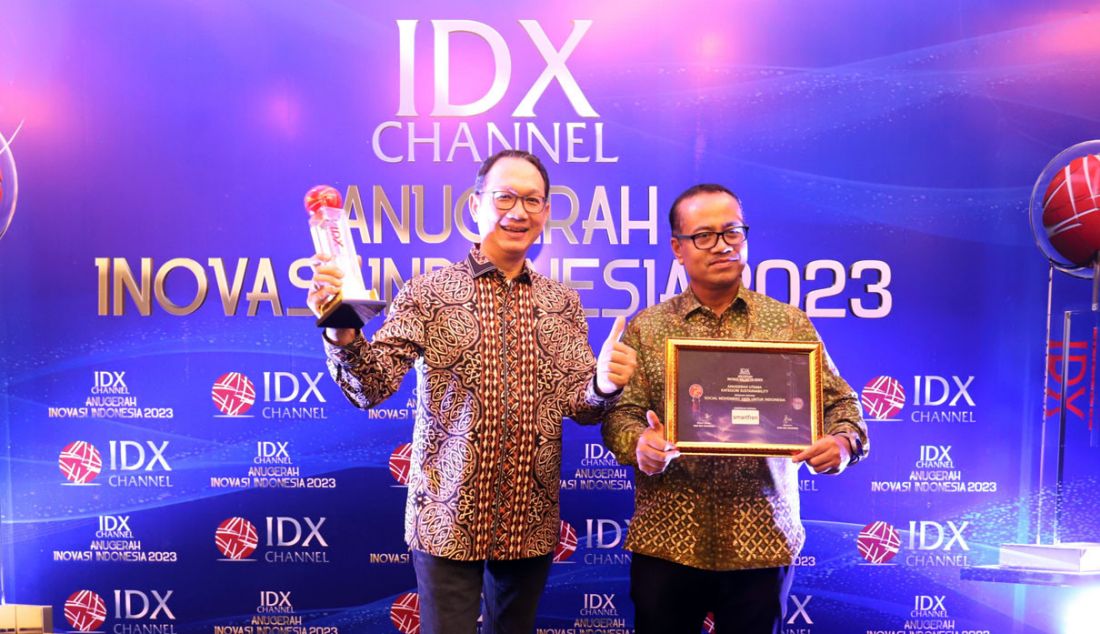 Chief Executive Officer Smartfren Andrijanto Muljono (kiri) dan Chief Marketing Officer Smartfren Sukaca Purwokardjono saat menerima penghargaan IDX Awards Anugerah Inovasi untuk Indonesia 2023 atas inovasi Gerakan 100% untuk Indonesia di Bursa Efek Jakarta, Jakarta, Rabu (20/9). - JPNN.com