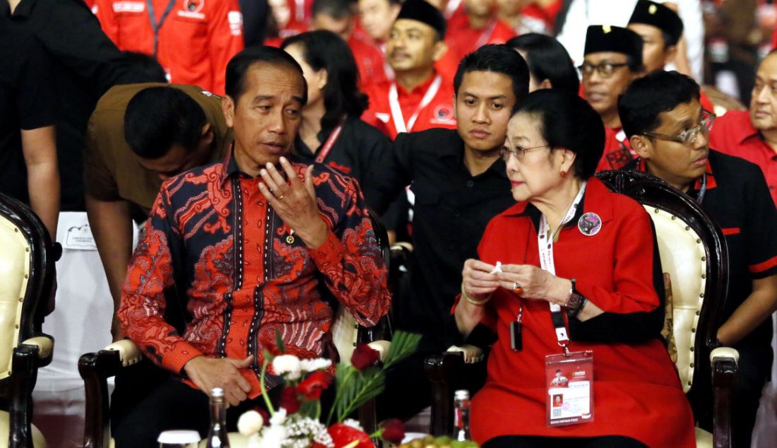 Ketua Umum PDI Perjuangan Megawati Soekarnoputri (kanan) dan Presiden Joko Widodo saat pembukaan Rapat Kerja Nasional (Rakernas) IV PDI Perjuangan di JIExpo Kemayoran, Jakarta, Jumat (29/9). Rakernas IV PDI Perjuangan mengangkat tema kedaulatan pangan untuk kesejahteraan rakyat Indonesia. - JPNN.com