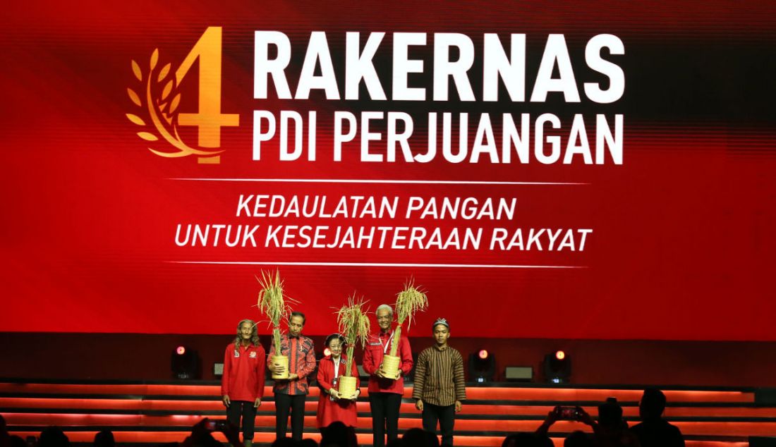 Presiden Joko Widodo, Ketua Umum PDI Perjuangan Megawati Soekarnoputri, Bacapres Ganjar Pranowo dan petani saat memegang padi pada pembukaan Rapat Kerja Nasional (Rakernas) IV PDI Perjuangan di JIExpo Kemayoran, Jakarta, Jumat (29/9). Rakernas IV PDI Perjuangan mengangkat tema kedaulatan pangan untuk kesejahteraan rakyat Indonesia. - JPNN.com