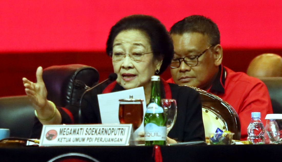 Ketua Umum PDI Perjuangan Megawati Soekarnoputri saat penutupan Rapat Kerja Nasional (Rakernas) IV PDI Perjuangan di JIExpo Kemayoran, Jakarta, Minggu (1/10). Rakernas IV PDI Perjuangan menghasilkan sembilan poin rekomendasi eksternal tentang kedaulatan pangan dan delapan rekomendasi eksternal tentang pemenangan pemilu. - JPNN.com