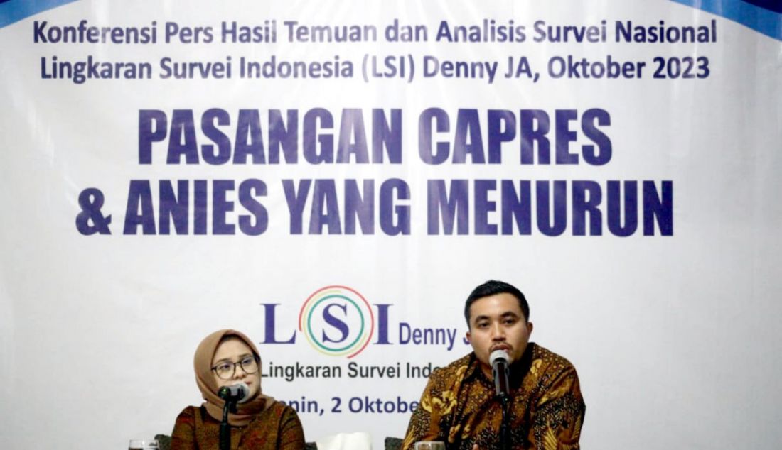 Peneliti senior LSI Denny JA, Adjie Alfaraby (kanan) didampingi moderator Fitri Hari memaparkan temuan dan analisis Survei Nasional bertajuk 