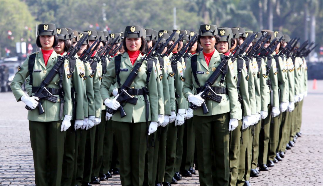 Korps wanita TNI Angkatan Darat (Kowad) saat mengikuti gladi bersih HUT ke 78 TNI di Monas, Jakarta, Selasa (3/10). - JPNN.com