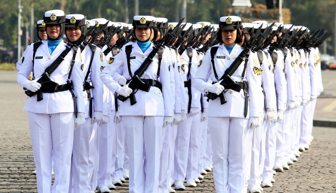 Korps wanita TNI Angkatan Laut (Kowal) saat mengikuti gladi bersih HUT ke 78 TNI di Monas, Jakarta, Selasa (3/10). - JPNN.com