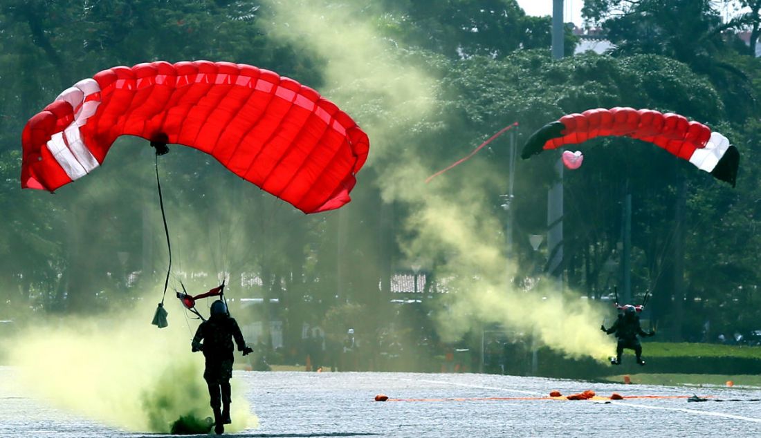 Prajurit TNI melakukan atraksi terjun payung saat mengikuti gladi bersih HUT ke-78 TNI di Monas, Jakarta, Selasa (3/10). - JPNN.com