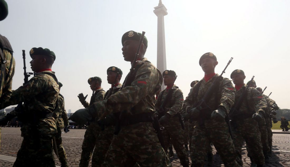 Prajurit TNI saat mengikuti gladi bersih HUT ke-78 TNI di Monas, Jakarta, Selasa (3/10). - JPNN.com
