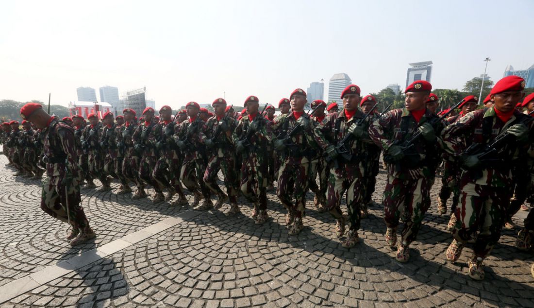 Prajurit TNI saat mengikuti gladi bersih HUT ke-78 TNI di Monas, Jakarta, Selasa (3/10). - JPNN.com