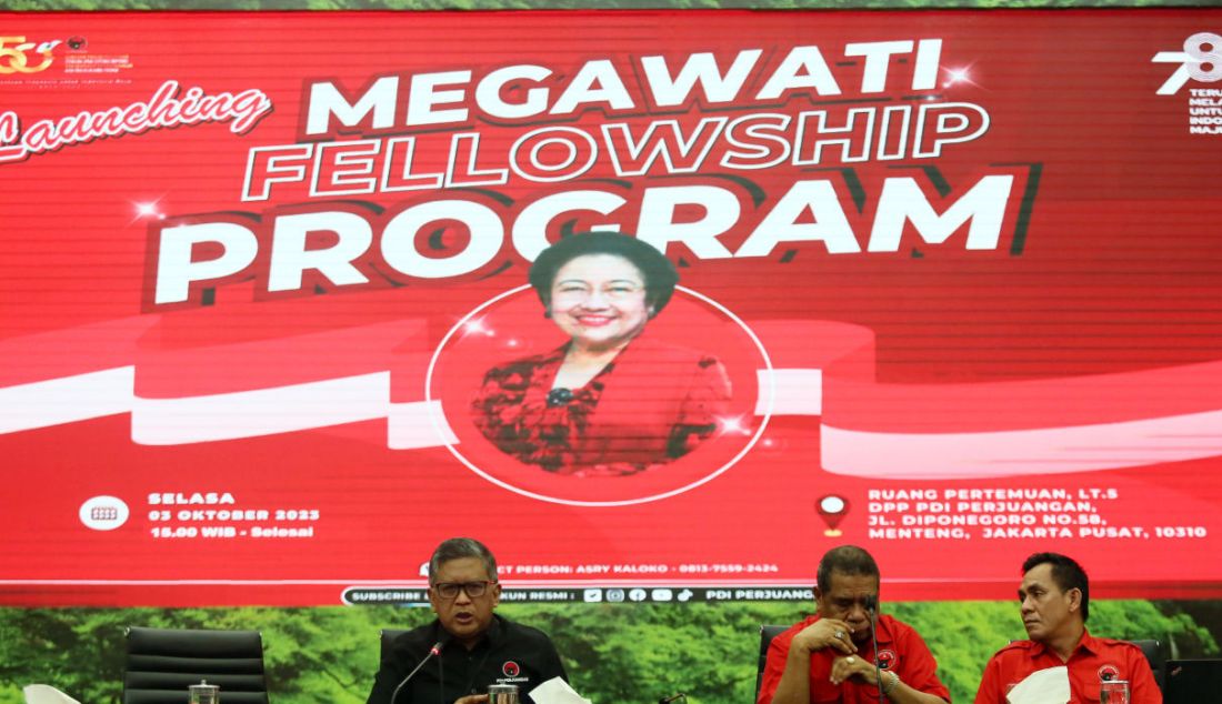 Sekjen DPP PDI Perjuangan Hasto Kristiyanto (kiri) bersama Ketua Dewan Pakar Badan Penelitian Pusat (Balitpus) PDIP Sonny Keraf (tengah) menyampaikan keterangan kepada wartawan mengenai Program Megawati Fellowship di Kantor DPP PDIP, Jakarta, Selasa (3/10). PDI Perjuangan membuat program Megawati Fellowship di bidang pendidikan terutama riset, inovasi dan teknologi yang dapat diikuti seluruh anak bangsa berdasarkan dengan syarat ditentukan. - JPNN.com