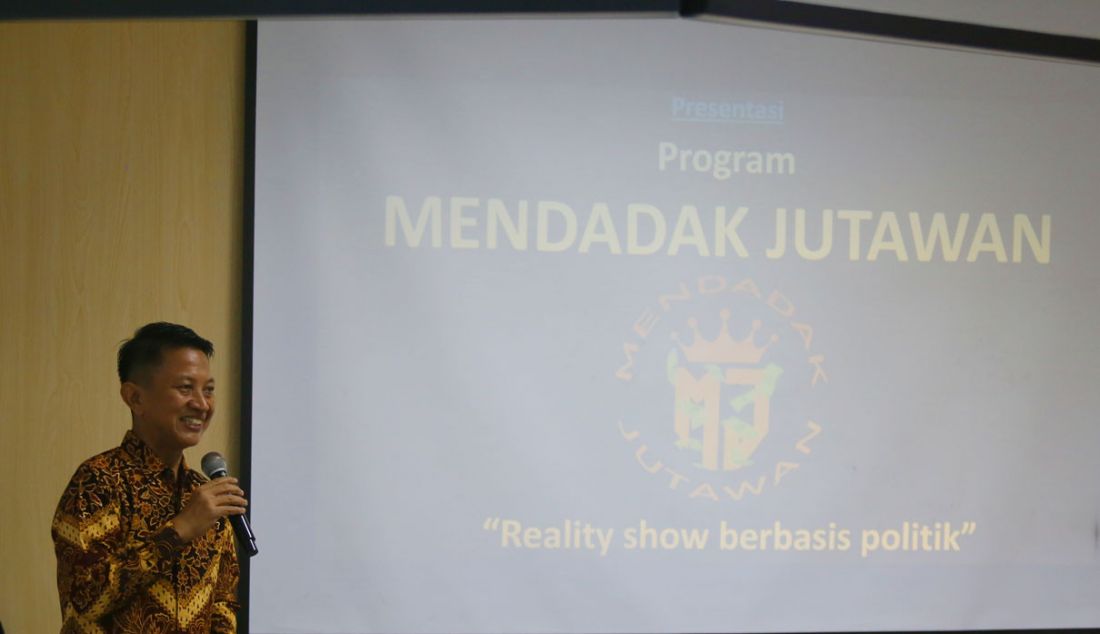 Direktur Program Mendadak Jutawan Aris Wahyudi Notonogoro saat mempresentasikan program Mendadak Jutawan 