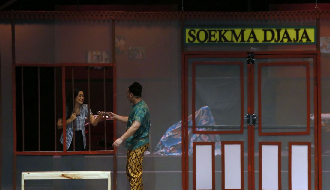 Seniman berakting teater dalam pertunjukan bertajuk 'Janji Soekma: Langgam Gambang Kehidupan' di Gedung Kesenian Jakarta, Jumat (6/10). Pertunjukan yang menjadi produksi ke-14 Teater Abang None Jakarta ini merupakan kelanjutan kisah dari pertunjukan Soekma Djaja tahun 2013 dan pertunjukan yang bekerja sama dengan Bakti Budaya Djarum Foundation ini bertujuan untuk melestarikan budaya Betawi dengan memperkenalkan seni orkestra Gambang Kromong. - JPNN.com