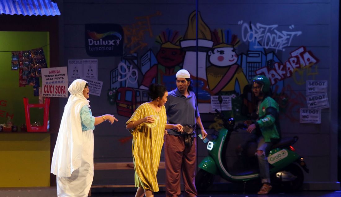 Seniman berakting teater dalam pertunjukan bertajuk 'Janji Soekma: Langgam Gambang Kehidupan' di Gedung Kesenian Jakarta, Jumat (6/10). Pertunjukan yang menjadi produksi ke-14 Teater Abang None Jakarta ini merupakan kelanjutan kisah dari pertunjukan Soekma Djaja tahun 2013 dan pertunjukan yang bekerja sama dengan Bakti Budaya Djarum Foundation ini bertujuan untuk melestarikan budaya Betawi dengan memperkenalkan seni orkestra Gambang Kromong. - JPNN.com