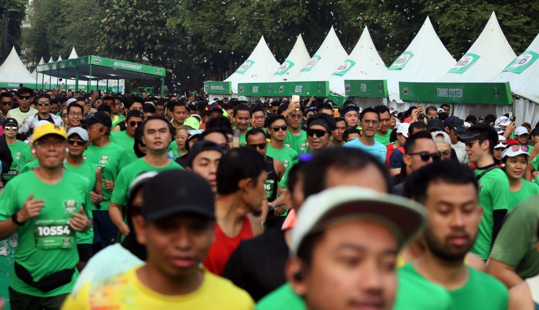Sejumlah pelari saat mengikuti MILO ACTIV Indonesia Race (MAIR) 2023 di Plaza Tenggara, Kawasan Stadion Gelora Bung Karno, Senayan, Jakarta, Ahad (8/10). Kegiatan yang diikuti 13.000 pelari tersebut dalam rangka memperingati Hari Olahraga Nasional dan Hari Sumpah Pemuda 2023. Terdapat tiga ketegori dalam kegiatan tersebut yaitu 10K, 5K dan family run 2,5K. - JPNN.com