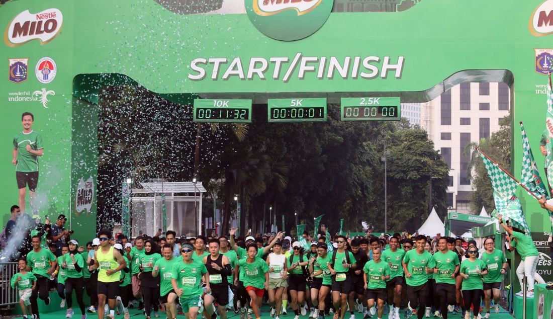 Sejumlah pelari saat mengikuti MILO ACTIV Indonesia Race (MAIR) 2023 di Plaza Tenggara, Kawasan Stadion Gelora Bung Karno, Senayan, Jakarta, Ahad (8/10). Kegiatan yang diikuti 13.000 pelari tersebut dalam rangka memperingati Hari Olahraga Nasional dan Hari Sumpah Pemuda 2023. Terdapat tiga ketegori dalam kegiatan tersebut yaitu 10K, 5K dan family run 2,5K. - JPNN.com