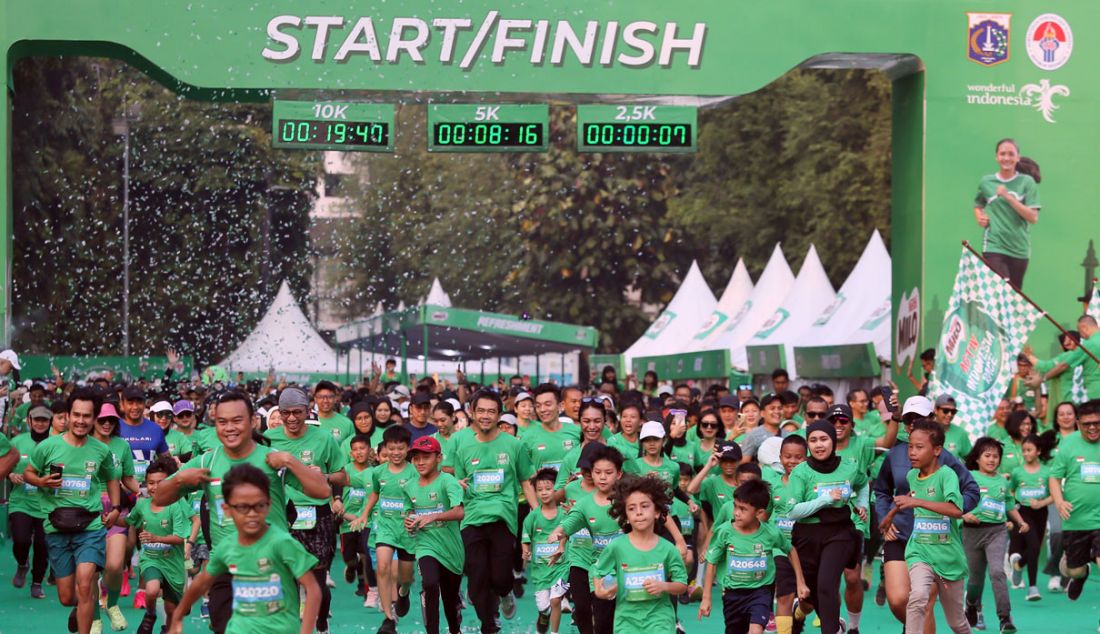 Sejumlah pelari saat mengikuti MILO ACTIV Indonesia Race (MAIR) 2023 di Plaza Tenggara, Kawasan Stadion Gelora Bung Karno, Senayan, Jakarta, Ahad (8/10). Kegiatan yang diikuti 13.000 pelari tersebut dalam rangka memperingati Hari Olahraga Nasional dan Hari Sumpah Pemuda 2023. Terdapat tiga ketegori dalam kegiatan tersebut yaitu 10K, 5K dan family run 2,5K. - JPNN.com