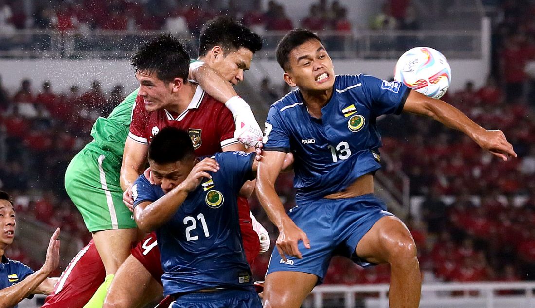 Pemain timnas Indonesia Elkan Baggott saat berduel dengan pemain timnas Brunei Darusalam pada Kualifikasi Piala Dunia 2026 di Stadion GBK, Jakarta, Kamis (12/10). Indonesia menang atas Brunei Darusalam dengan skor 6-0. - JPNN.com