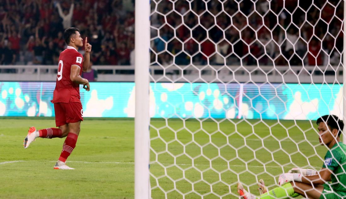 Pemain timnas Indonesia Muhamad Dimas Drajad melakukan selebrasi seusai mencetak gol ke gawang Brunei Darusalam pada Kualifikasi Piala Dunia 2026 di Stadion GBK, Jakarta, Kamis (12/10). Indonesia menang atas Brunei Darusalam dengan skor 6-0. - JPNN.com