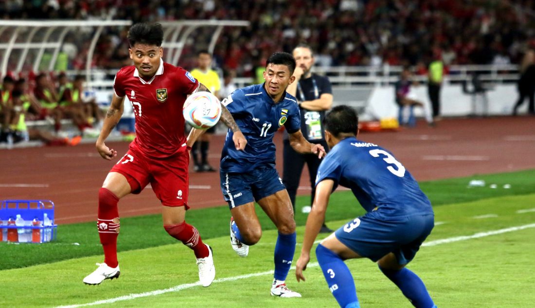 Pemain timnas Indonesia Saddil Ramdani saat berduel dengan pemain timnas Brunei Darusalam pada Kualifikasi Piala Dunia 2026 di Stadion GBK, Jakarta, Kamis (12/10). Indonesia menang atas Brunei Darusalam dengan skor 6-0. - JPNN.com