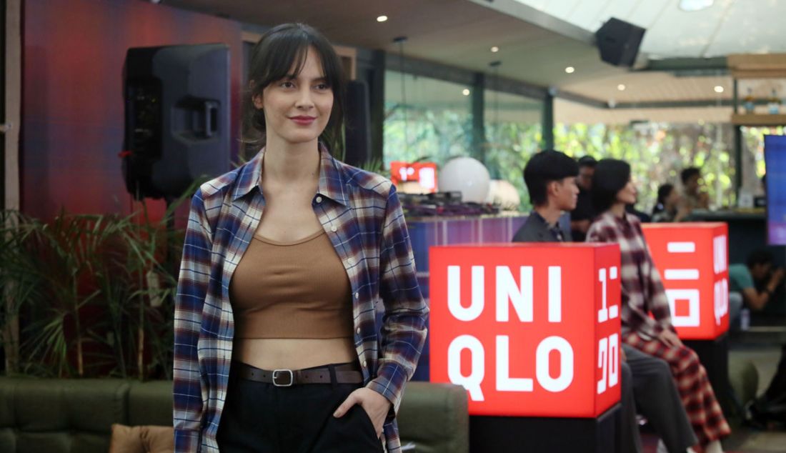 Model mengenakan flanel UNIQLO saat peluncuran di Jakarta, Jumat (13/10). - JPNN.com