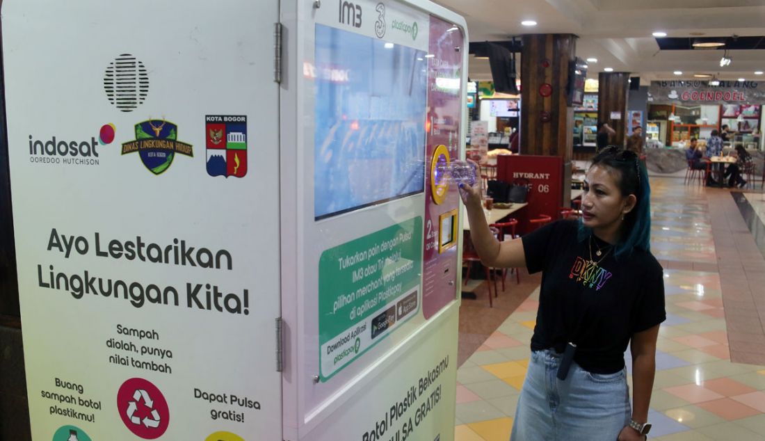 Pengunjung menukarkan botol plastik dengan pulsa IM3 dan Tri melalui Reverse Vending Machine (RVM) Plasticpay di pusat perbelanjaan Bogor Trade Mall (BTM), Bogor, Jawa Barat, Jumat (13/10). Indosat Ooredoo Hutchison (IOH) berkolaborasi dengan Pemerintah Kota Bogor dan Dinas Lingkungan Hidup Kota Bogor melakukan inovasi untuk melestarikan lingkungan secara berkelanjutan. - JPNN.com