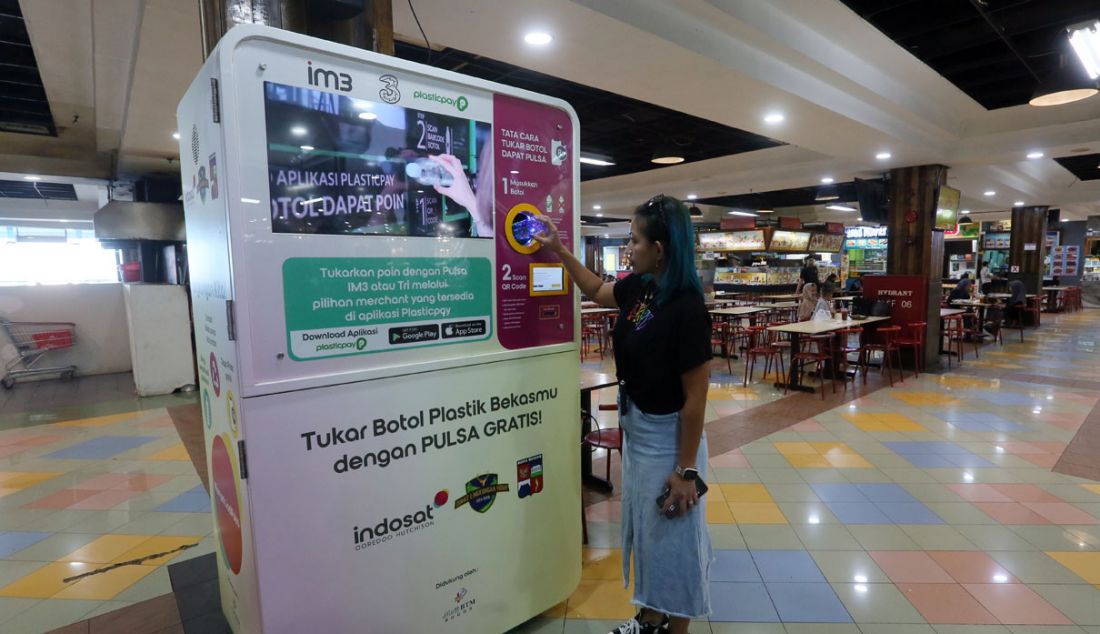 Pengunjung menukarkan botol plastik dengan pulsa IM3 dan Tri melalui Reverse Vending Machine (RVM) Plasticpay di pusat perbelanjaan Bogor Trade Mall (BTM), Bogor, Jawa Barat, Jumat (13/10). - JPNN.com