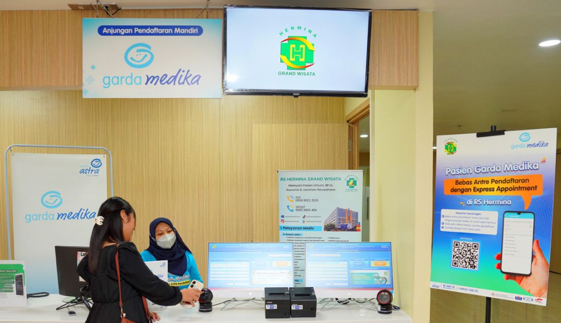 Pasien saat menggunakan aplikasi Garda Mobile Medcare di RS Hermina Grand Wisata, Jumat (13/10). - JPNN.com