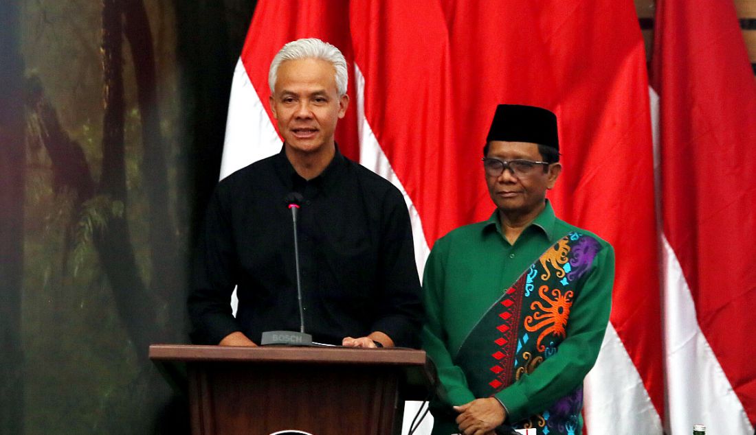 Bakal capres Ganjar Pranowo dan bakal cawapres Mahfud MD di kantor DPP PDI Perjuangan, Jakarta, Rabu (18/10). - JPNN.com