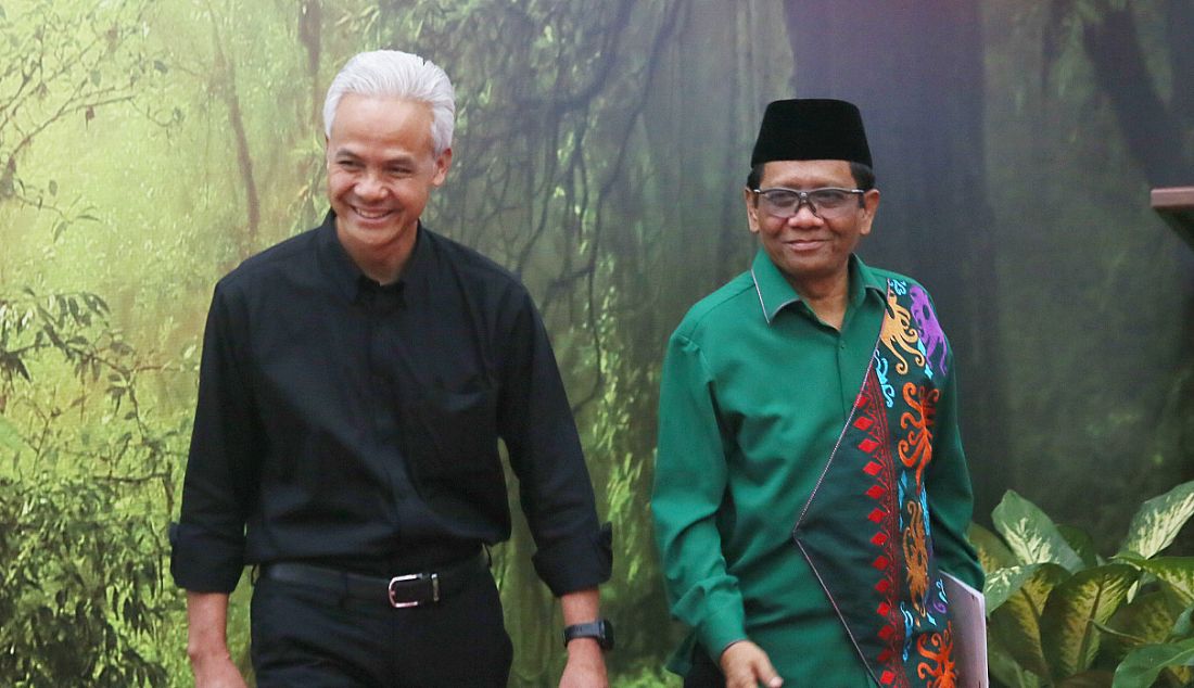 Bakal capres Ganjar Pranowo dan bakal cawapres Mahfud MD di Kantor DPP PDI Perjuangan, Jakarta, Rabu (18/10). - JPNN.com