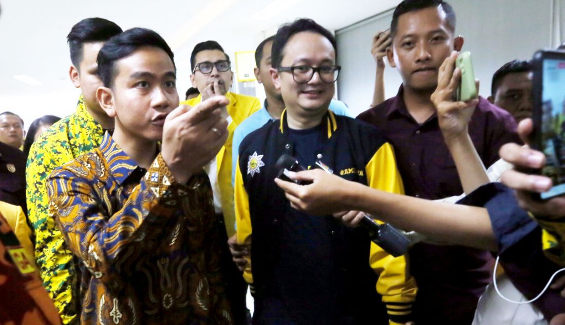 Putra Presiden Joko Widodo (Jokowi), Gibran Rakabuming Raka (berbatik), menghadiri Rapimnas Partai Golkar di Jakarta, Sabtu (21/10/2023). Hasil rapimnas itu merekomendasikan wali kota Surakarta tersebut menjadi bakal cawapres dari Golkar untuk mendampingi Prabowo Subianto selaku capres dari Koalisi Indonesia Maju (KIM) di Pilpres 2024. - JPNN.com