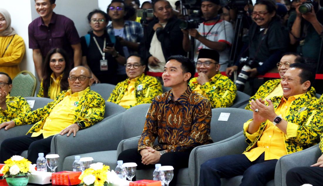 Wali Kota Surakarta Gibran Rakabuming Raka (berbatik) duduk di antara Ketua Dewan Pembina Partai Golkar Aburizal Bakrie dan Wakil Ketua Umum Partai Golkar Bambang Soesatyo pada Rapimnas Partai Golkar di Jakarta, Sabtu (21/10/2023). Hasil rapimnas itu merekomendasikan nama putra Presiden Joko Widodo (Jokowi) tersebut menjadi bakal cawapres dari Golkar untuk mendampingi Prabowo Subianto selaku capres dari Koalisi Indonesia Maju (KIM) di Pilpres 2024. - JPNN.com