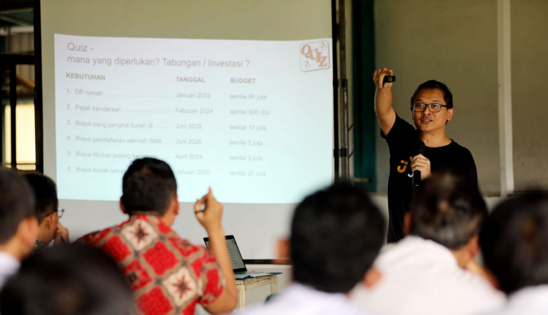 Head of Digital Lending Bank Jago Andi Djiwandono memberikan edukasi pelatihan keuangan kepada ratusan pekerja Kawasan Industri Newton Techno Park Cikarang, Bekasi, Jumat (20/10). - JPNN.com
