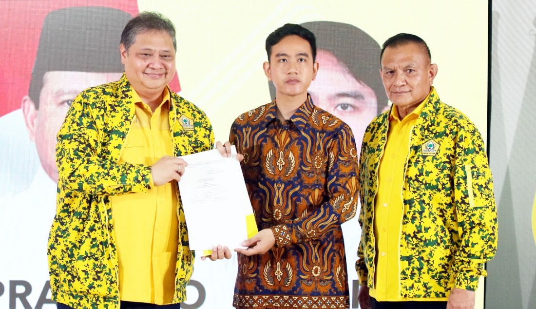 Wali Kota Surakarta Gibran Rakabuming Raka (berbatik) menerima dokumen hasil Rapimnas Golkar dari Ketua Umum Golkar Airlangga Hartarto di Jakarta, Sabtu (21/10/2023). Hasil rapimnas itu merekomendasikan nama putra Presiden Joko Widodo (Jokowi) tersebut menjadi bakal cawapres dari Golkar untuk mendampingi Prabowo Subianto selaku capres dari Koalisi Indonesia Maju (KIM). - JPNN.com