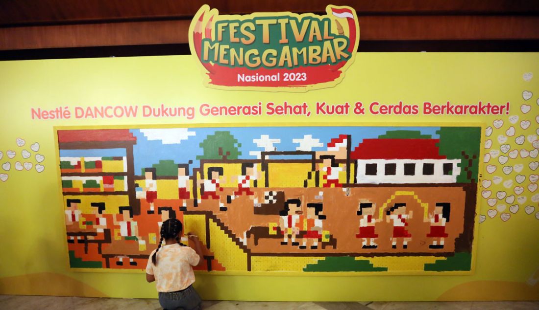 Peserta menggambar di papan mural pixel saat mengikuti kegiatan menggambar pixel mural art pada Penghargaan Festival Menggambar Nasional 2023, Jakarta, Minggu (22/10). Festival menggambar tersebut merupakan kolaborasi Nestle DANCOW dengan Kementerian Pendidikan, Kebudayaan, Riset, dan Teknologi Republik Indonesia (Kemendikbudristek RI) yang mengusung tema Aku Dan Kau Generasi Sehat, Kuat & Cerdas Berkarakter dan turut mendukung kampanye Sekolah Sehat Kemendikbudristek RI. - JPNN.com