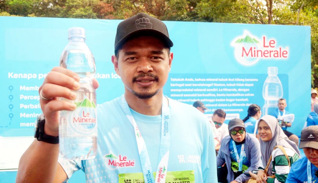 Mantan pesepak bola Bambang Pamungkas seusai mengikuti kompetisi Jakarta Marathon 2023 di kawasan Senayan, Jakarta, Minggu (22/10). Le Minerale ditunjuk dan dipercaya sebagai hydration partner Jakarta Marathon 2023. - JPNN.com