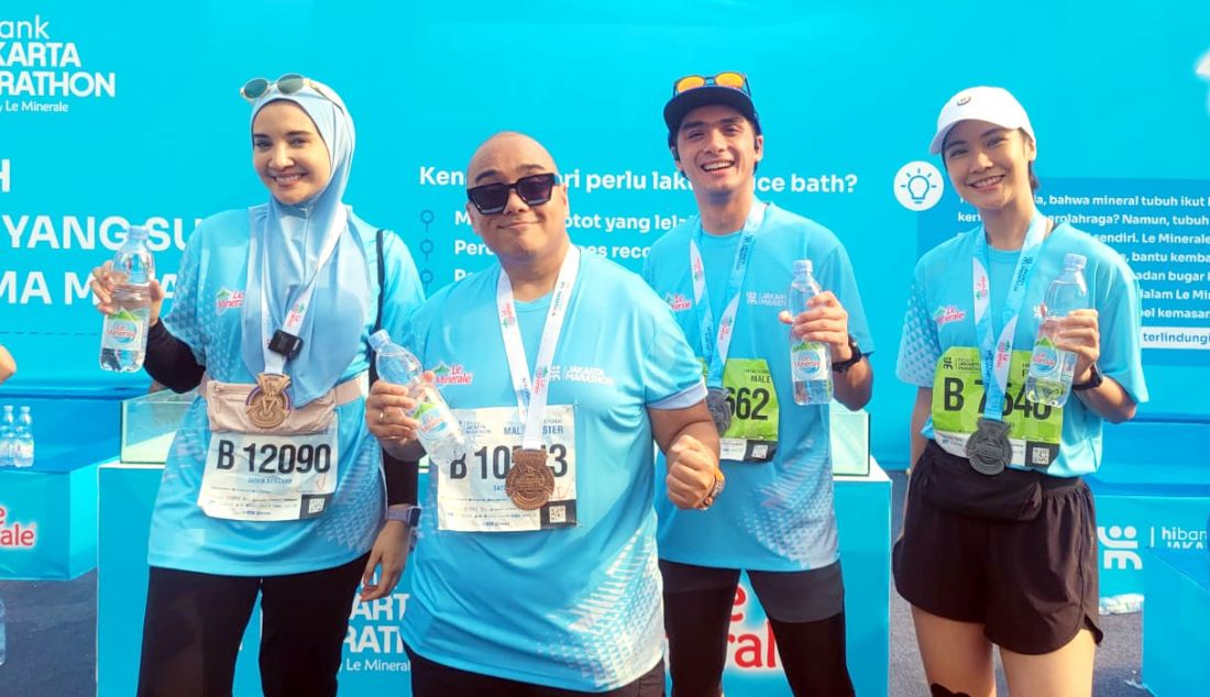 Sebanyak 10.000 pelari dari seluruh pelosok Indonesia mengikuti kompetisi Jakarta Marathon 2023 di kawasan Senayan, Jakarta, Minggu (22/10). Le Minerale dipercaya sebagai hydration partner Jakarta Marathon 2023. - JPNN.com