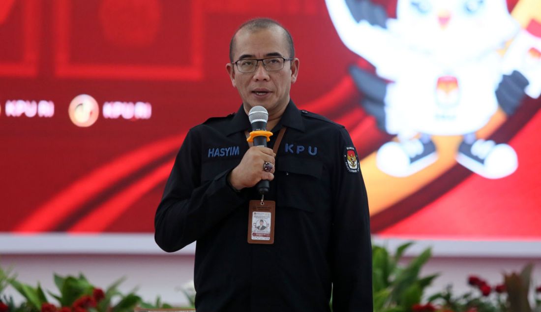 Ketua KPU Hasyim Asy'ari di kantornya, Rabu (25/10). - JPNN.com