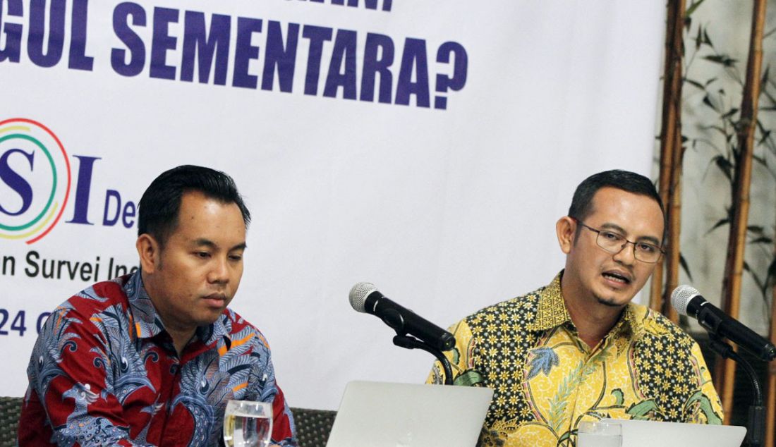 Peneliti senior LSI Denny JA Hanggoro Doso Pamungkas (kanan) menyampaikan paparan hasil survei 'Setelah Capres Resmi Berpasangan: Siapa Unggul Sementara?', Jakarta, Selasa (24/10). - JPNN.com