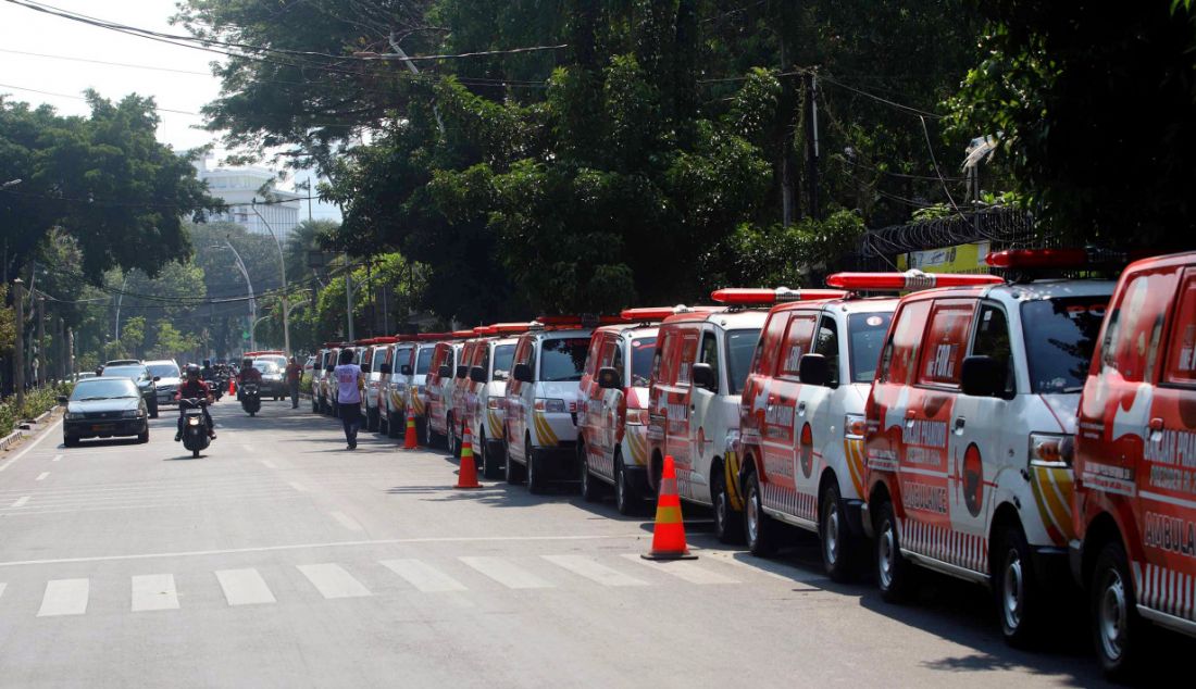 Sebanyak 51 ambulans terparkir berderet di depan Rumah Aspirasi Sukarelawan Ganjar Pranowo, Jakarta, Sabtu (28/10). - JPNN.com