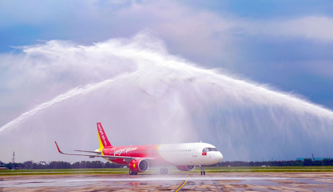 Kedatangan armada baru Vietjet A321neo ACF di Bandara Internasional Tan Son Nhat, Vietnam, Kamis (26/10). Armada berkapasitas 240 kursi ini untuk memberikan layanan ke Australia, India, Tiongkok, Jepang, Korea Selatan, Kazakhstan, Asia Tenggara, dan lainnya. Tiket promosi dapat dipesan melalui situs www.vietjetair.com dan aplikasi Vietjet Air berlaku hingga 31 Maret 2024 (tidak termasuk hari libur nasional dan waktu puncak). - JPNN.com