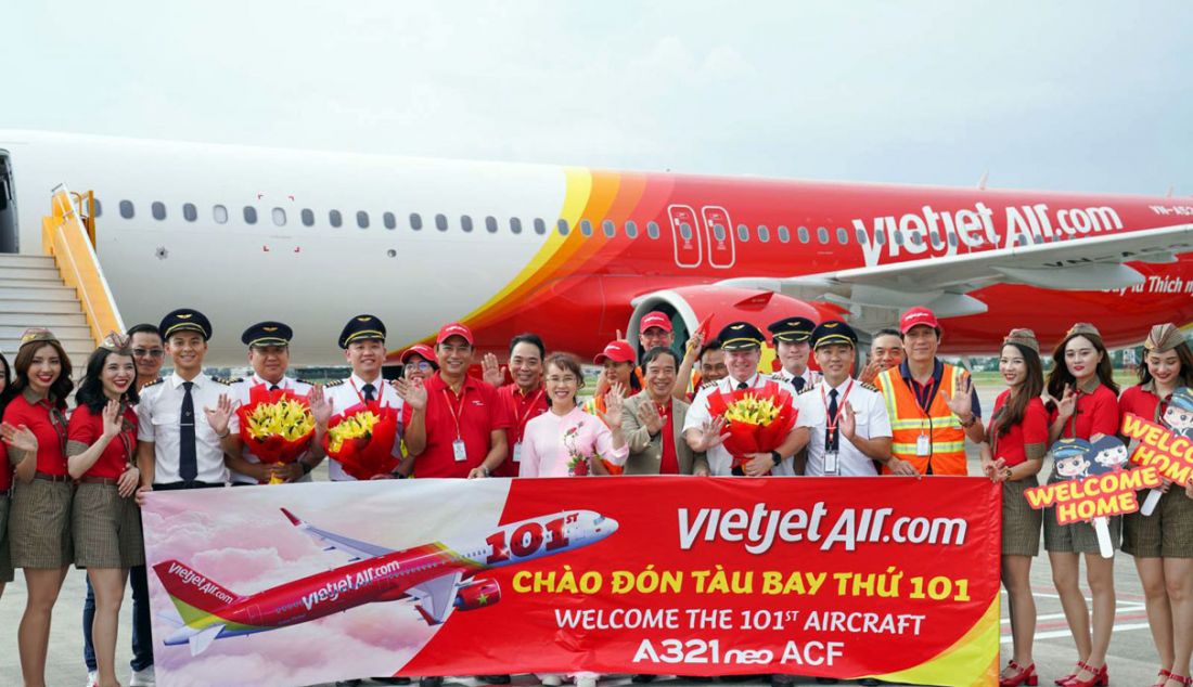 Vietjet Chairwoman Nguyen Thi Phuong Thao (tengah) bersama dengan manajemen Vietjet dan kru penerbangan dalam menyambut kedatangan armada ke-101 Vietjet A321neo ACF di Bandara Internasional Tan Son Nhat, Kamis (26/10). - JPNN.com